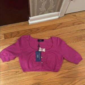 100% cashmere cropped pink sweater with pearl buttons